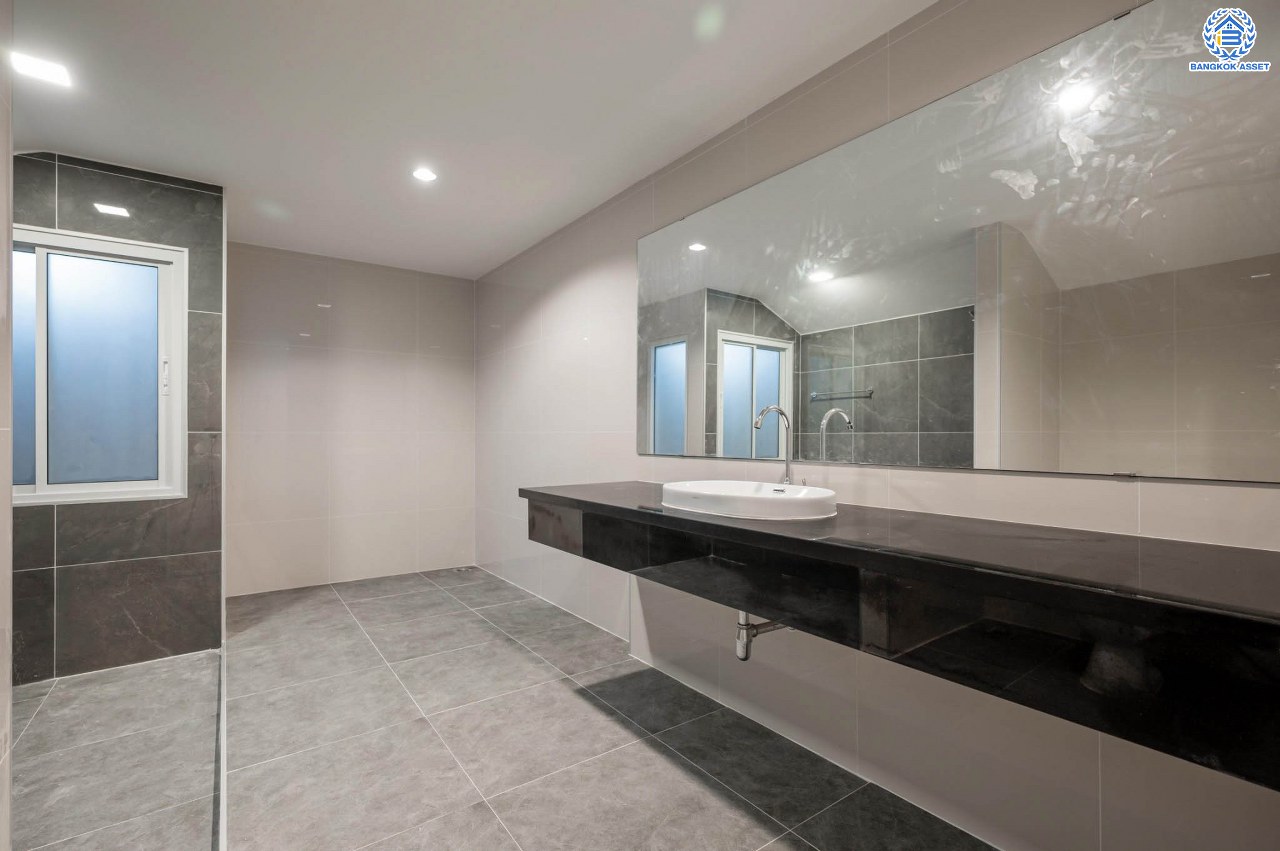 บ้านมือสองตกแต่งใหม่ โครงการ เดอะเวอรีเดียนโฮม กาญจนาภิเษก เนื้อที่กว้าง 75 ตร.ว. ฟังก์ชัน 3 ห้องนอน 4 ห้องน้ำ 1 ห้องอเนกประสงค์ 1 ห้องแม่บ้าน จอดรถได้ 2 จอด บนทำเลดี ติดถนนกาญจนาภิเษก เชื่อมต่อถนนรัตนาธิเบศร์ ถนนนครอินทร์ ถนนกาญจนาภิเษก ใกล้รถไฟฟ้าสายสีม่วง "สถานีตลาดบางใหญ่" และจุดขึ้นทางด่วน "ศรีรัช"...